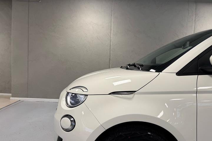 Hvid Fiat 500e fra 2023