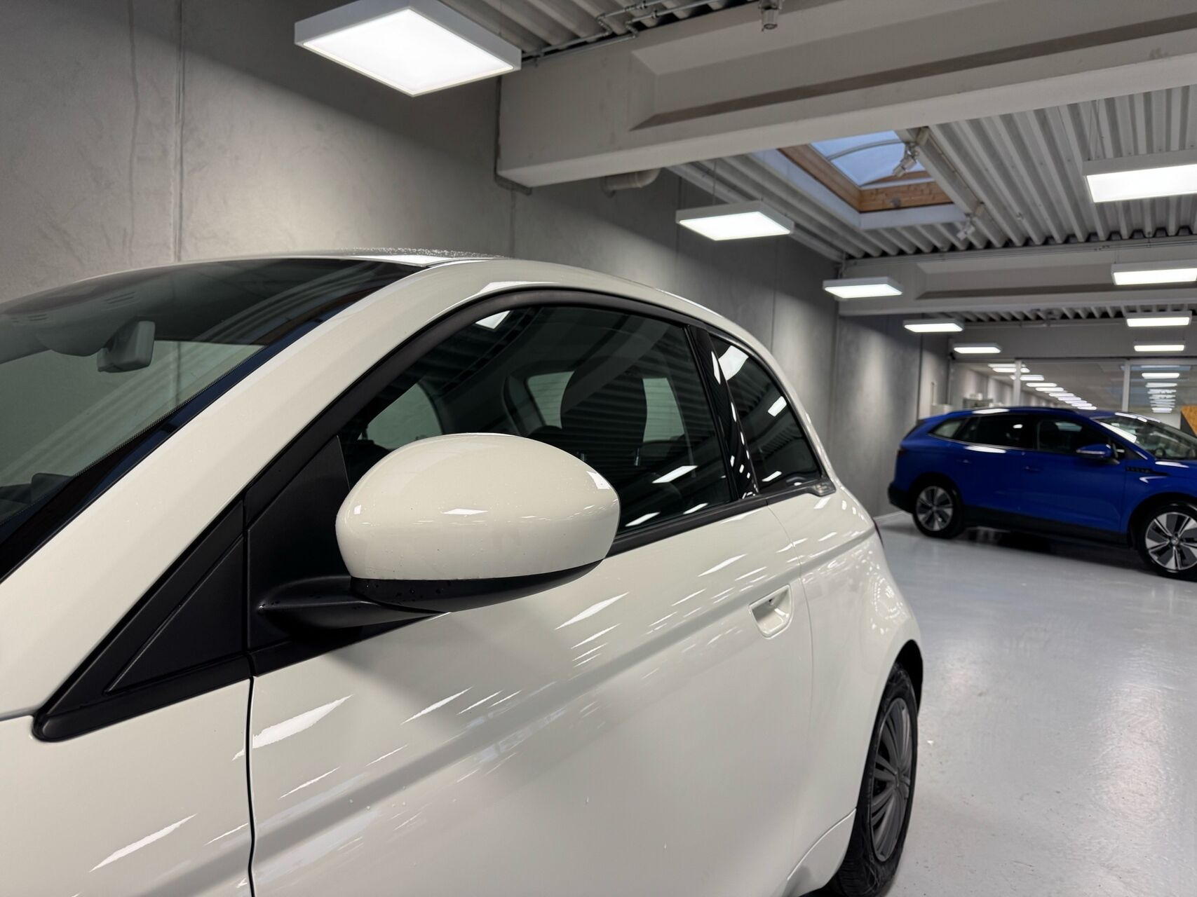 Hvid Fiat 500e fra 2023