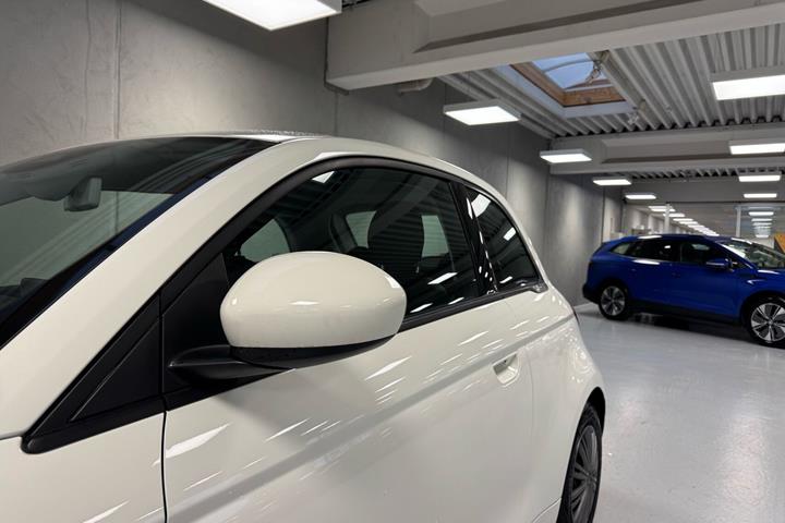 Hvid Fiat 500e fra 2023