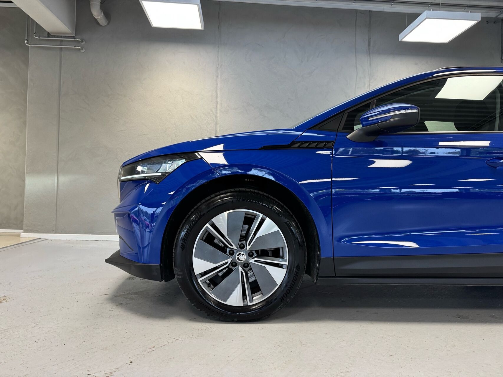 Blå Skoda Enyaq fra 2023
