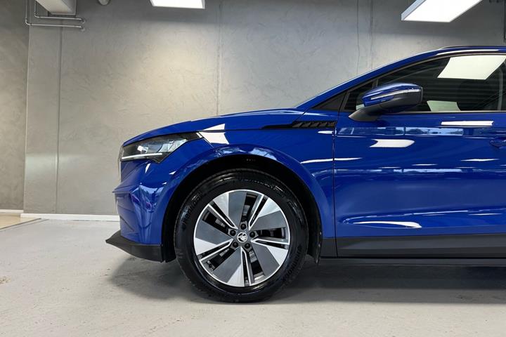 Blå Skoda Enyaq fra 2023