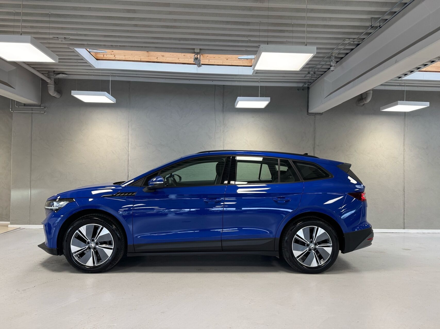 Blå Skoda Enyaq fra 2023