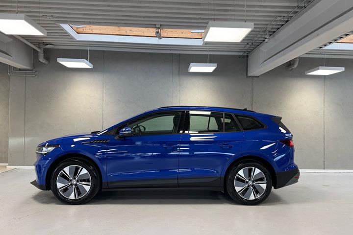 Blå Skoda Enyaq fra 2023