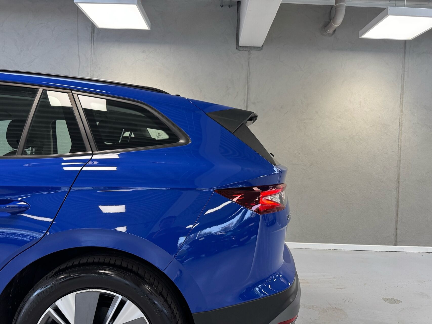 Blå Skoda Enyaq fra 2023