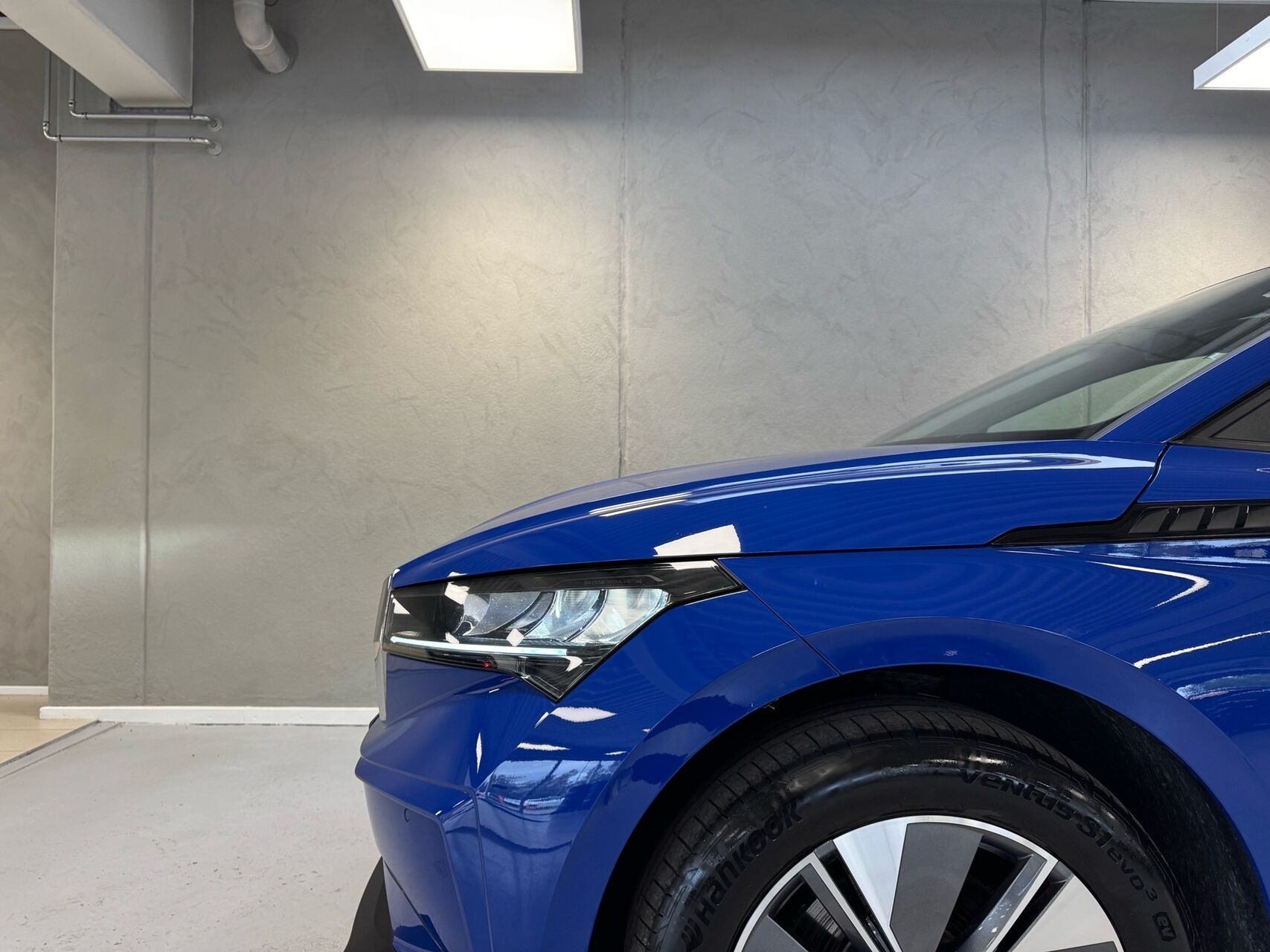 Blå Skoda Enyaq fra 2023