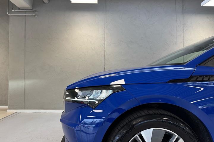 Blå Skoda Enyaq fra 2023