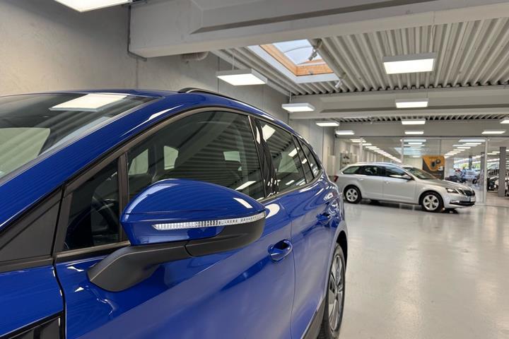 Blå Skoda Enyaq fra 2023