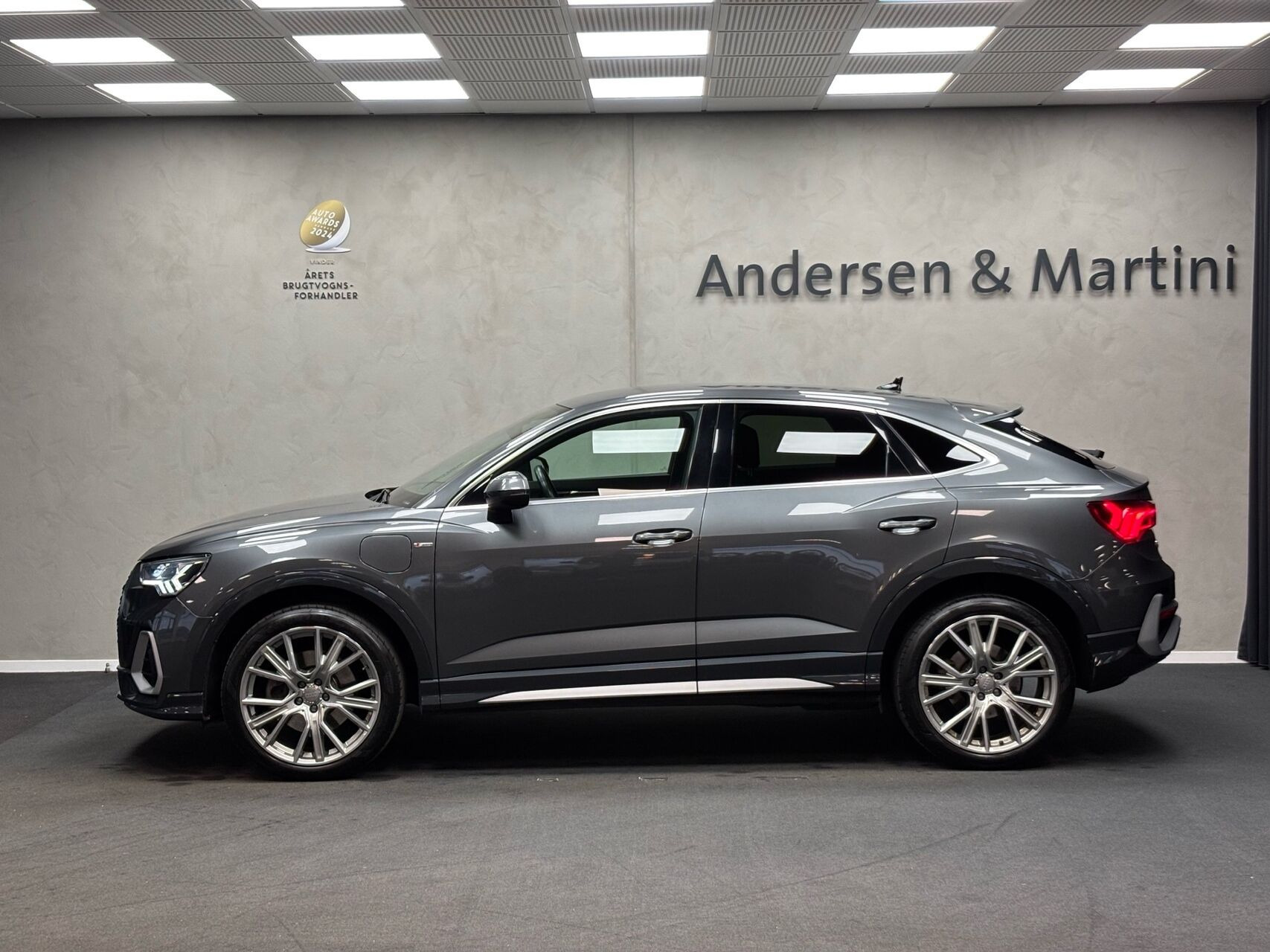 Grå Audi Q3 fra 2022
