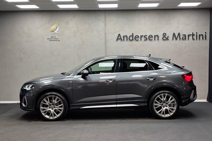 Grå Audi Q3 fra 2022