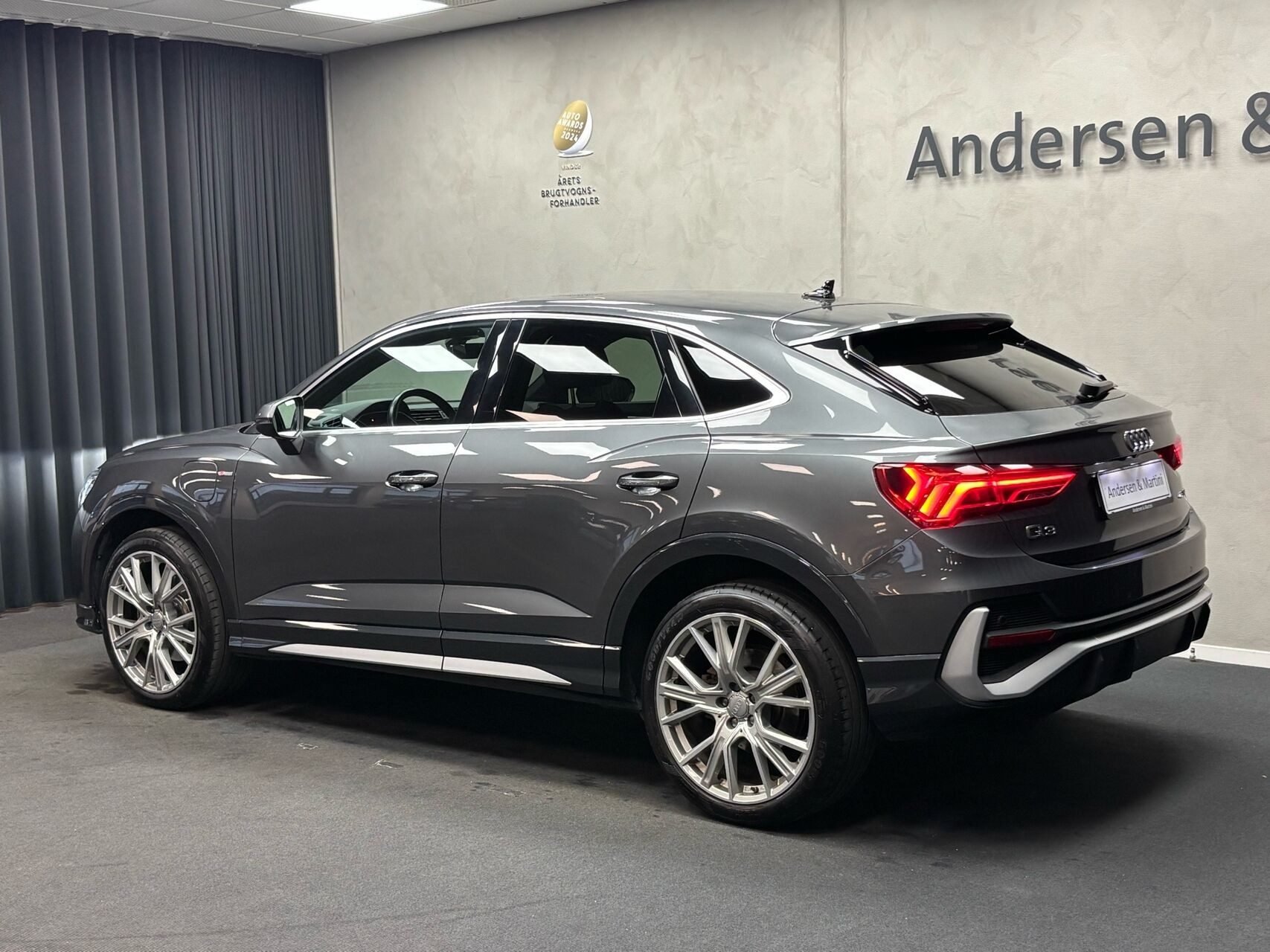 Grå Audi Q3 fra 2022