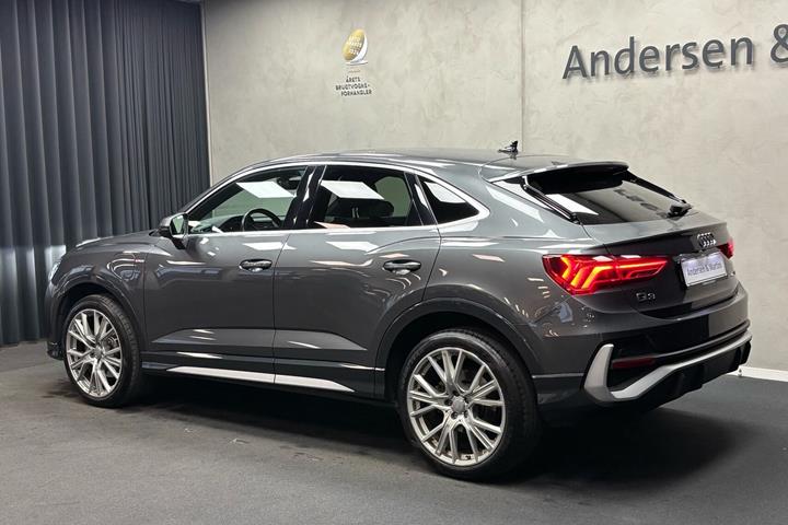 Grå Audi Q3 fra 2022