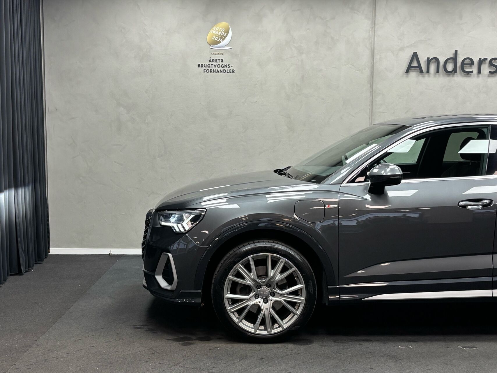 Grå Audi Q3 fra 2022