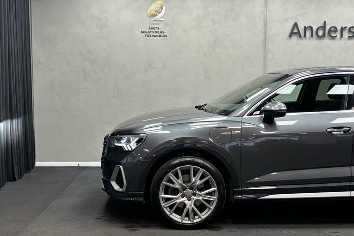 Grå Audi Q3 fra 2022