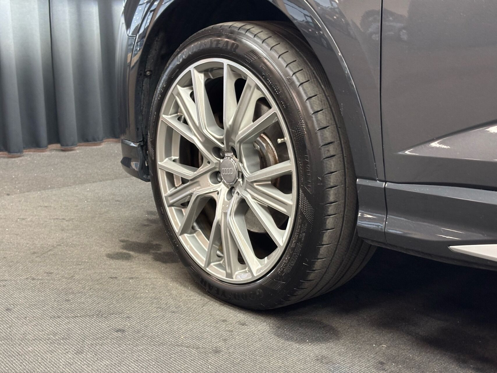 Grå Audi Q3 fra 2022