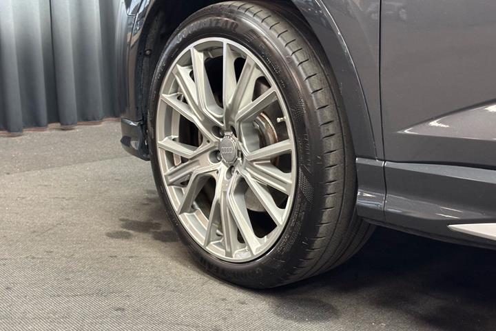 Grå Audi Q3 fra 2022
