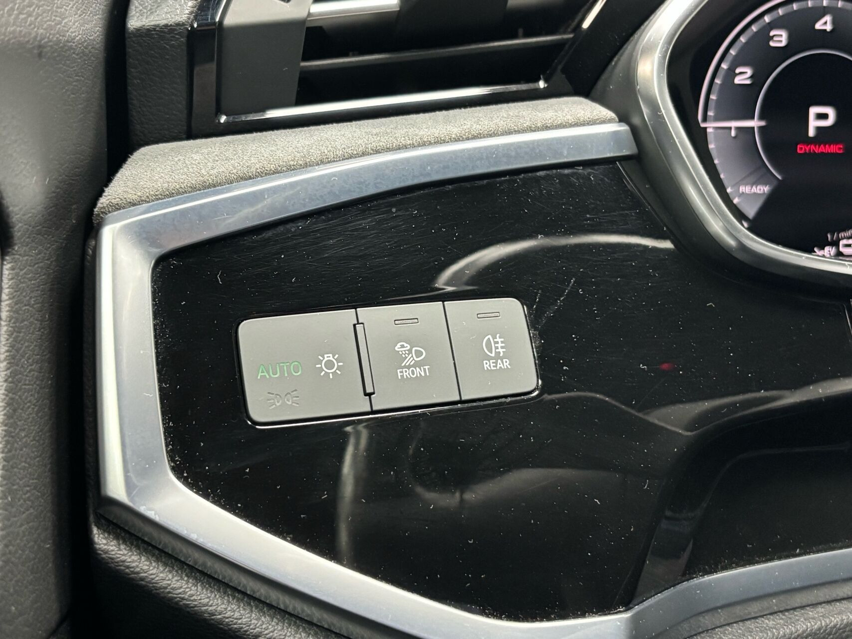 Grå Audi Q3 fra 2022