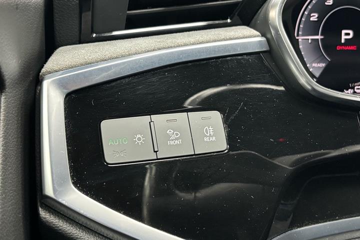 Grå Audi Q3 fra 2022