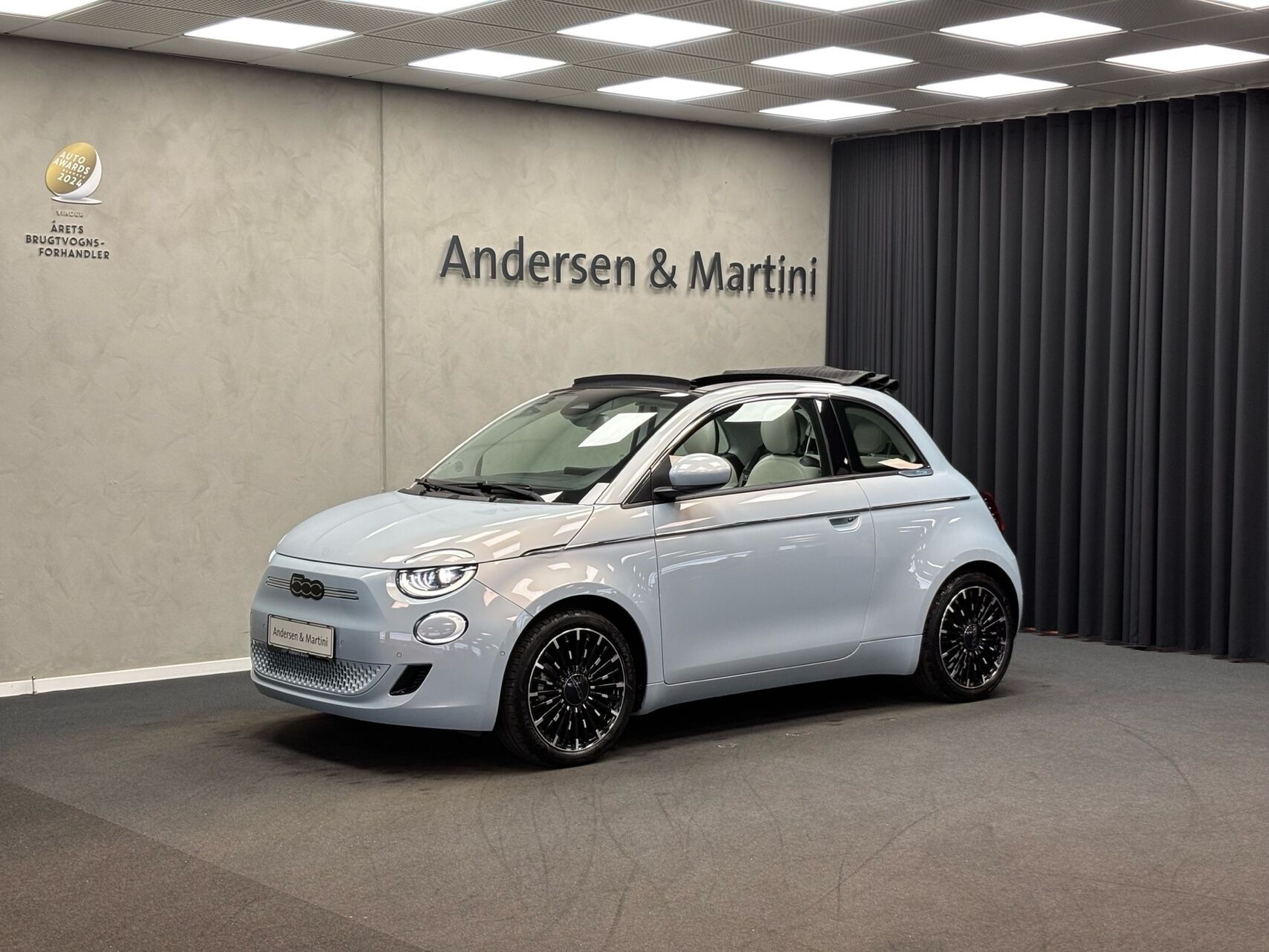 Blå Fiat 500e fra 2024