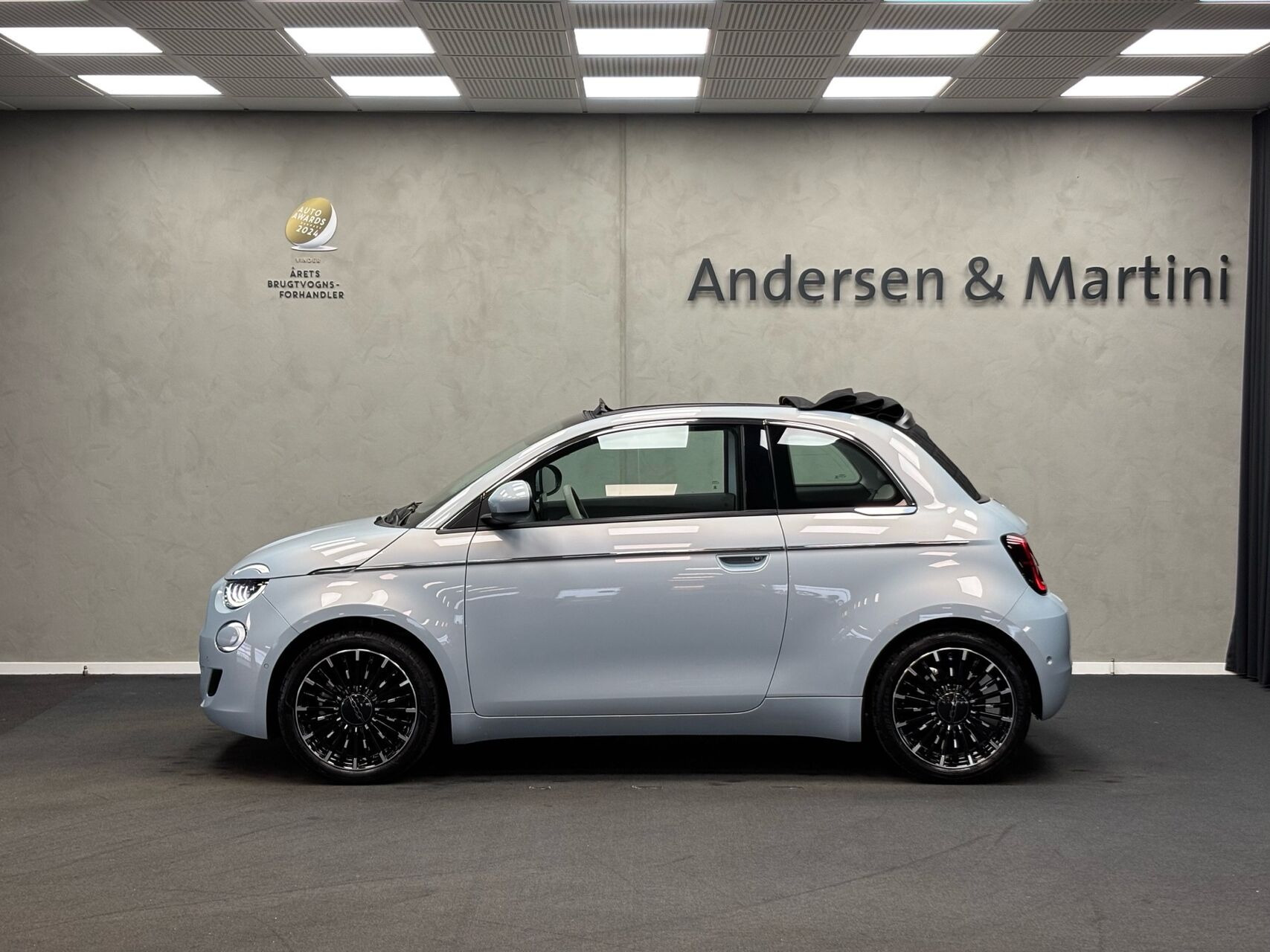Blå Fiat 500e fra 2024