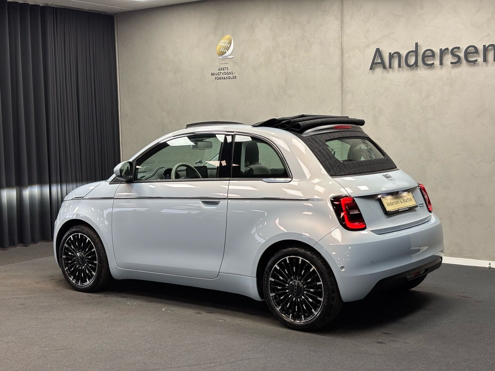 Blå Fiat 500e fra 2024