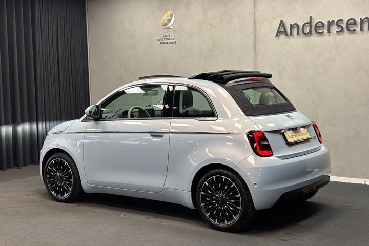 Blå Fiat 500e fra 2024