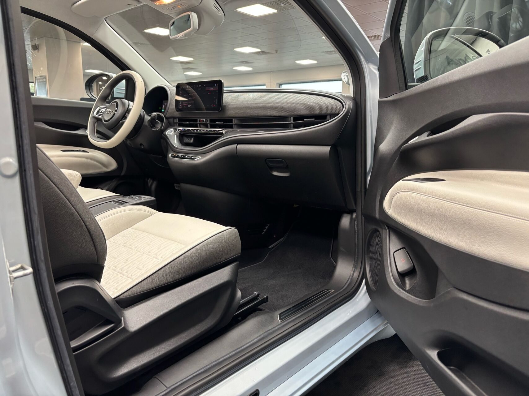 Blå Fiat 500e fra 2024