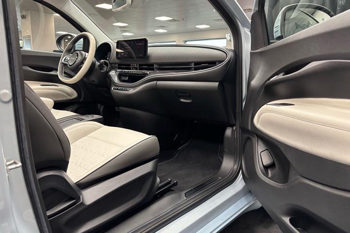 Blå Fiat 500e fra 2024