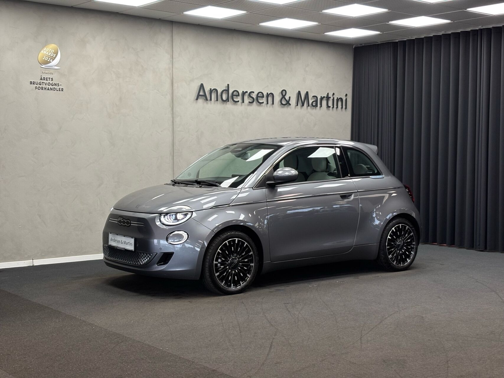 Grå Fiat 500e fra 2024
