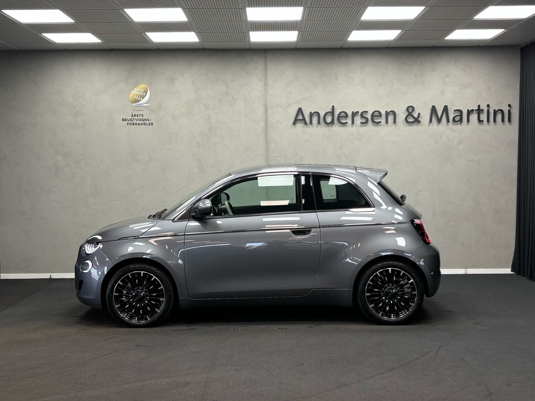 Grå Fiat 500e fra 2024