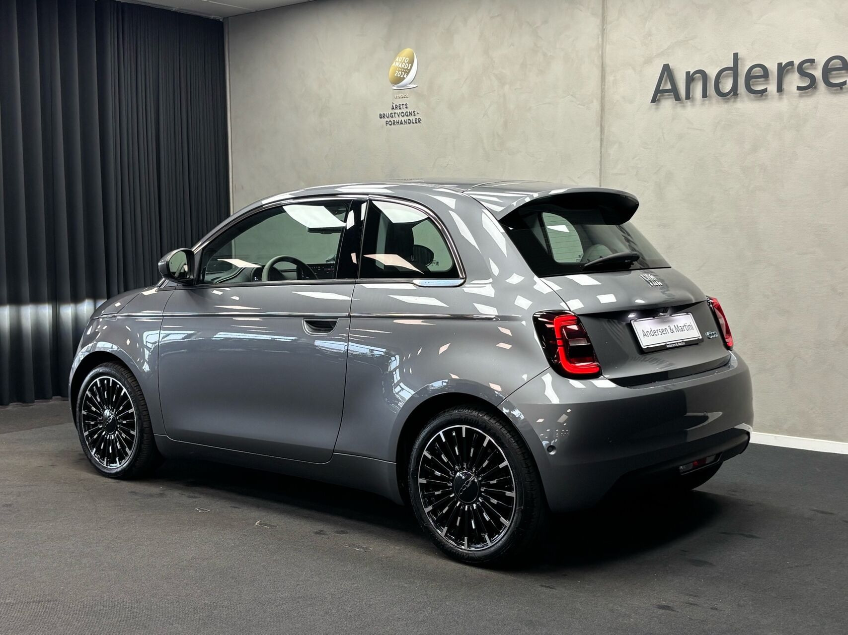Grå Fiat 500e fra 2024