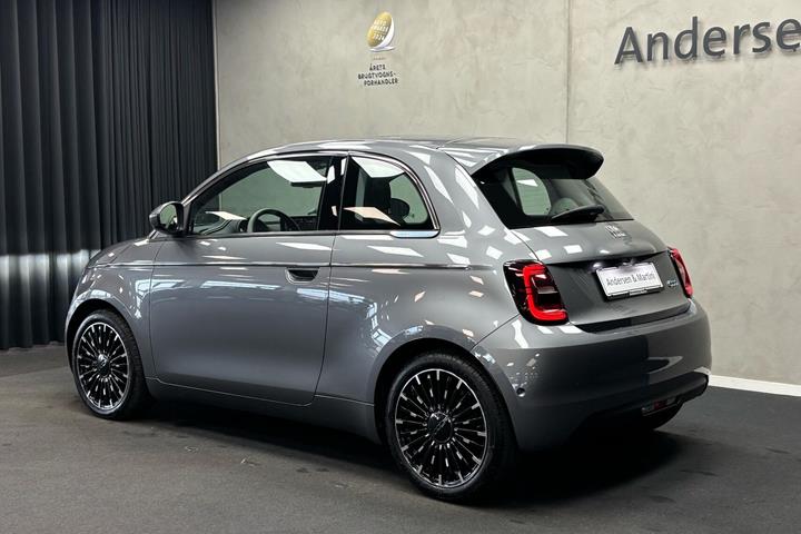 Grå Fiat 500e fra 2024