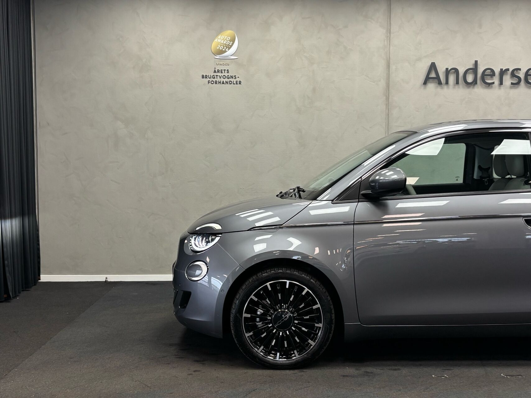 Grå Fiat 500e fra 2024
