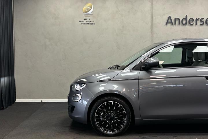 Grå Fiat 500e fra 2024