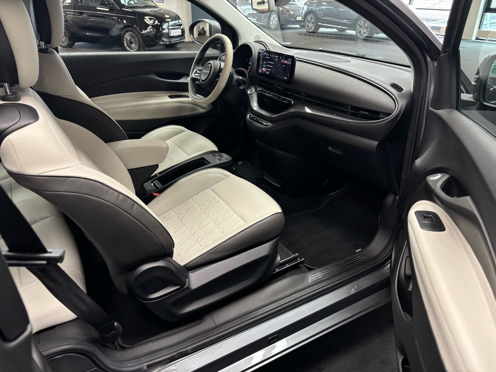 Grå Fiat 500e fra 2024