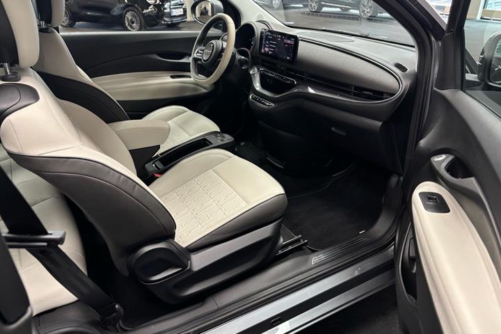 Grå Fiat 500e fra 2024