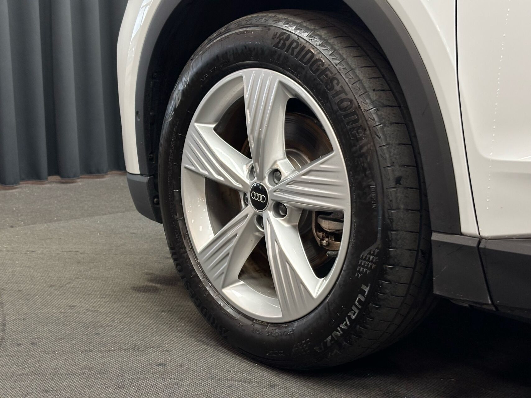 Hvid Audi Q4 fra 2022
