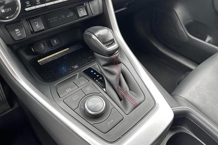 Hvid Toyota RAV4 Plug-in fra 2021
