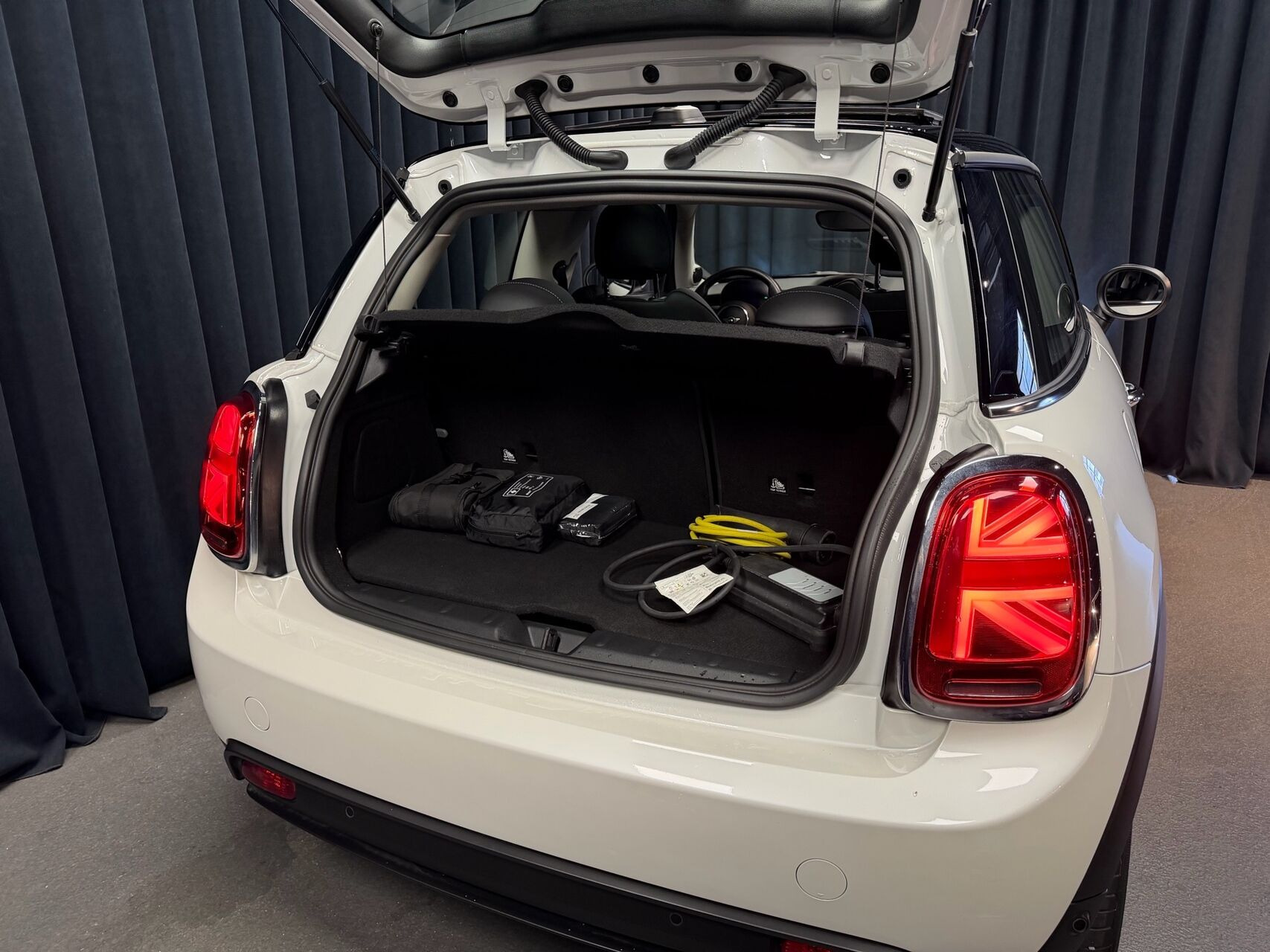 Hvid Mini Cooper fra 2023