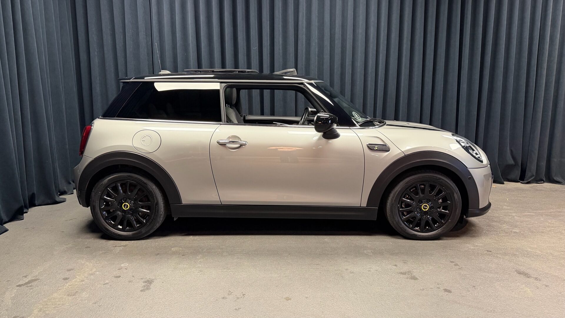Sølv Mini Cooper fra 2023