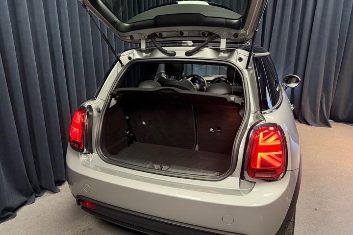 Sølv Mini Cooper fra 2023