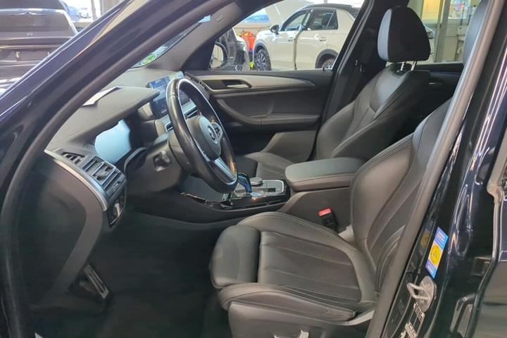 Blå BMW iX3 fra 2022
