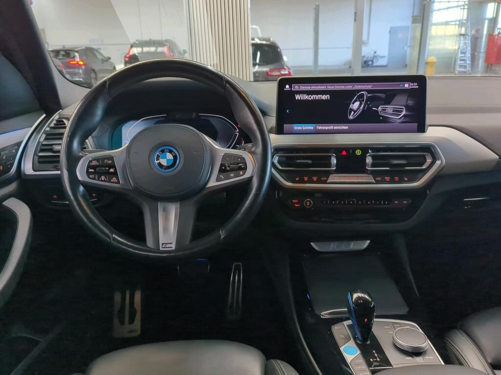 Blå BMW iX3 fra 2022