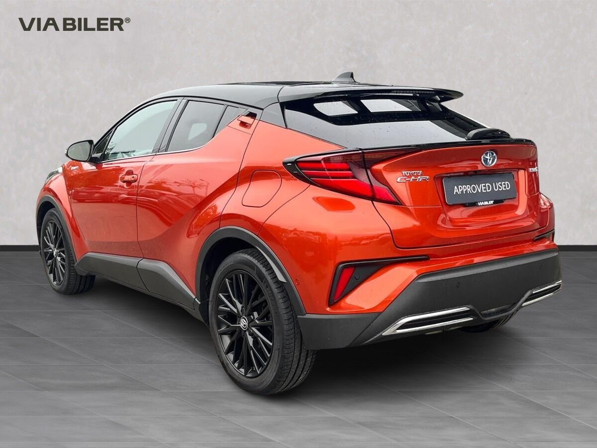 Orange Toyota C-HR fra 2020