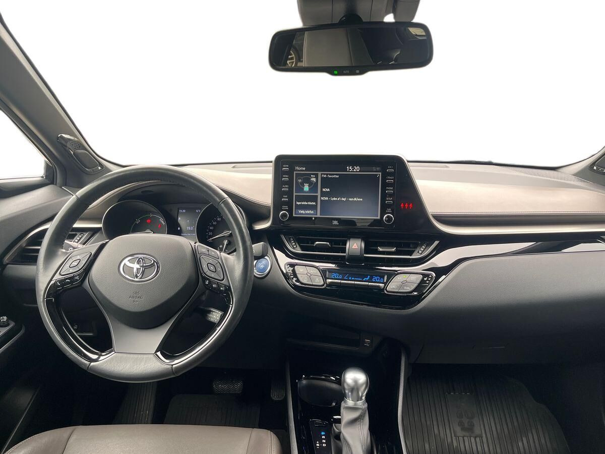 Orange Toyota C-HR fra 2020