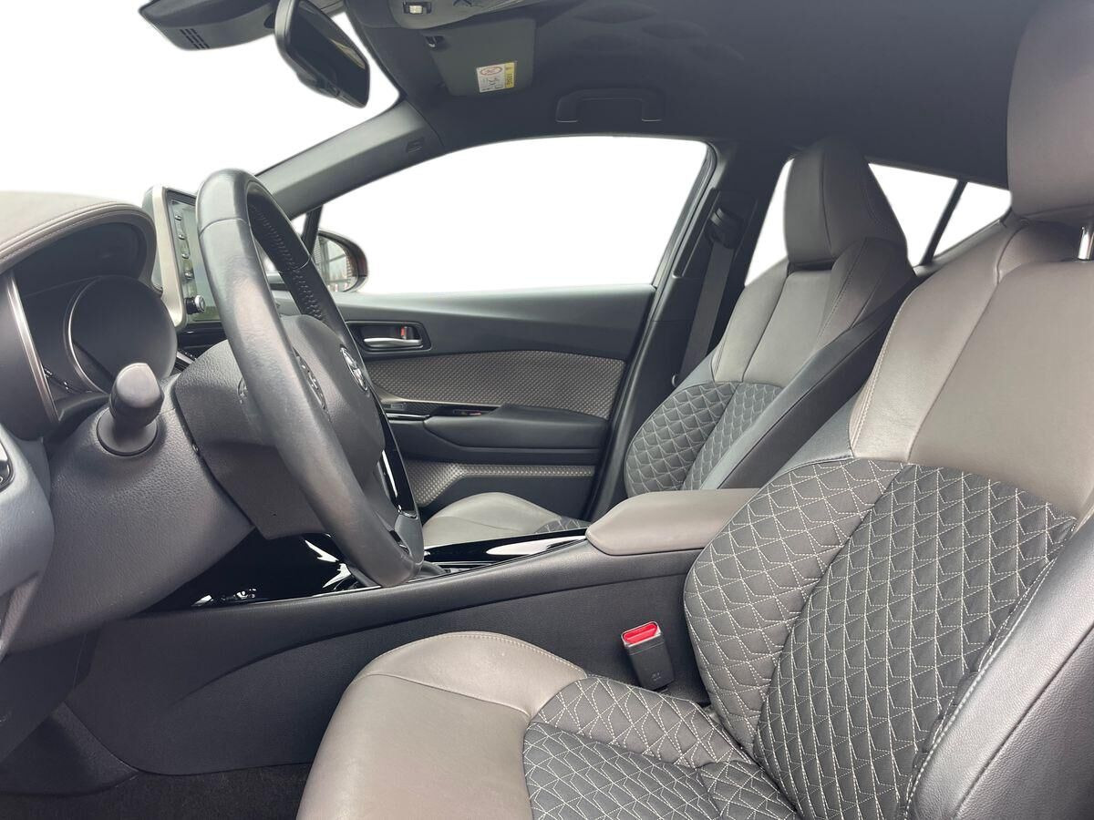 Orange Toyota C-HR fra 2020