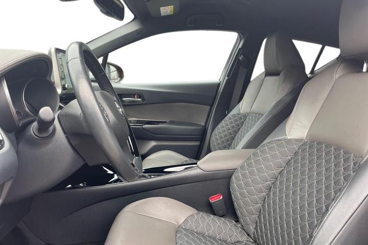 Orange Toyota C-HR fra 2020