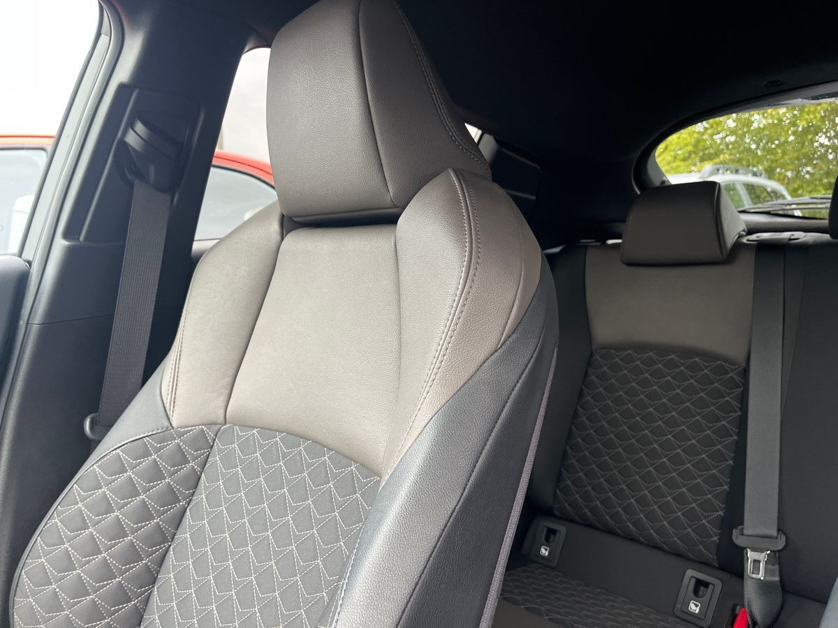 Orange Toyota C-HR fra 2020
