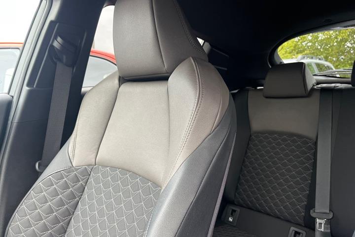 Orange Toyota C-HR fra 2020