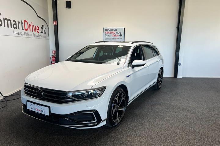 Hvid VW Passat fra 2020 set udefra