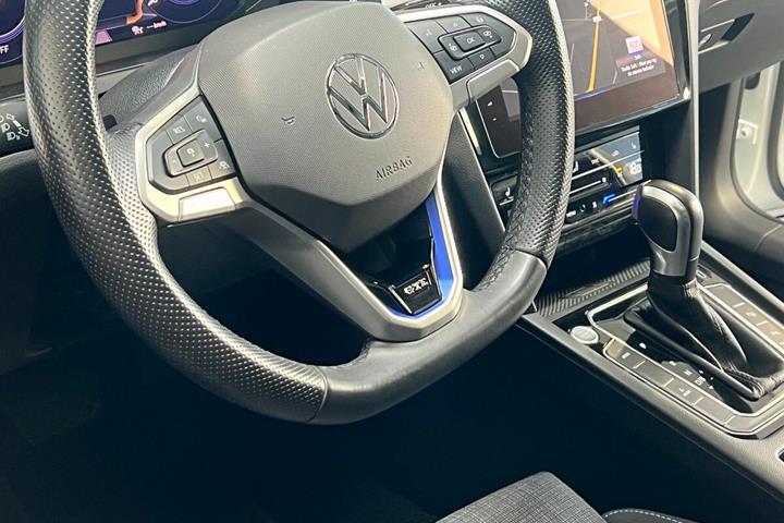 Hvid VW Passat fra 2020